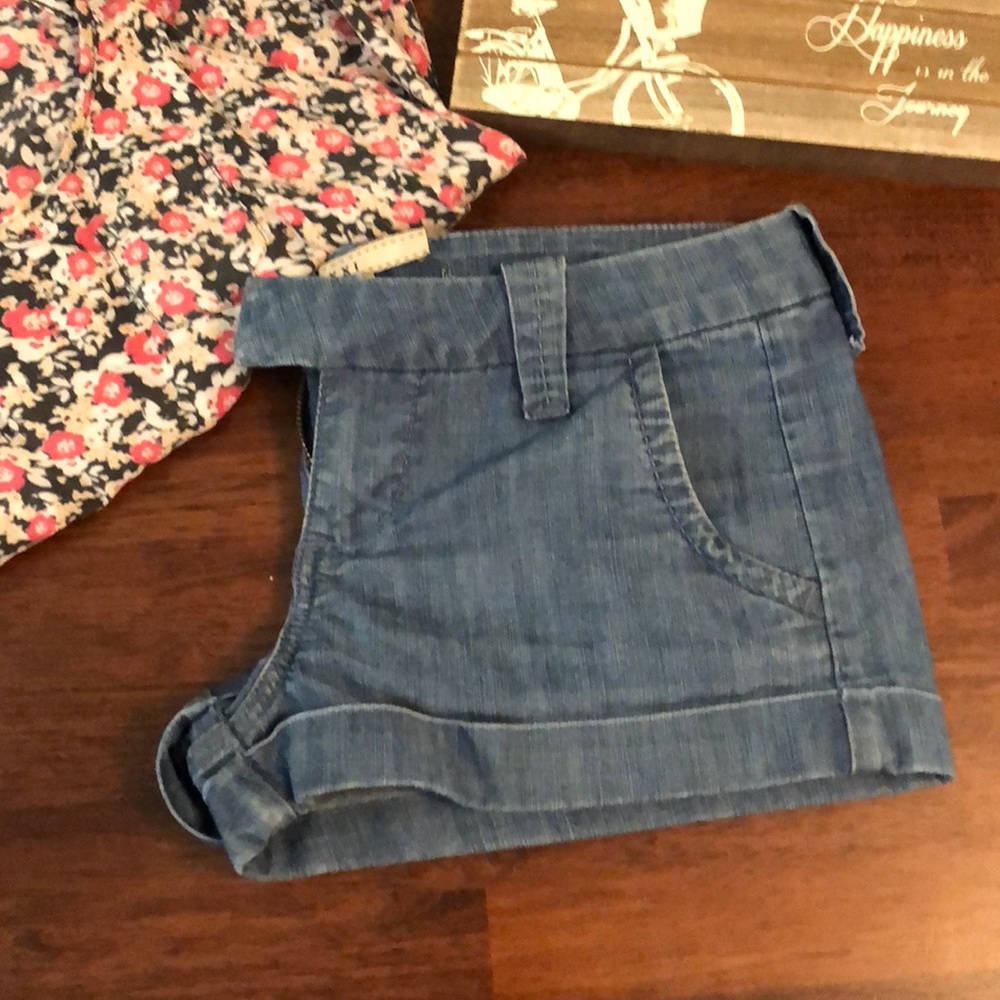 Short shorts! - Picture 2 of 2